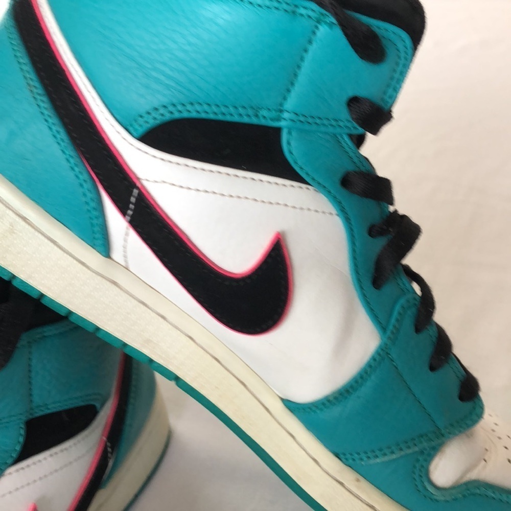 Air Jordan 1 Mid SE 'South Beach' - Picture 8 of 17